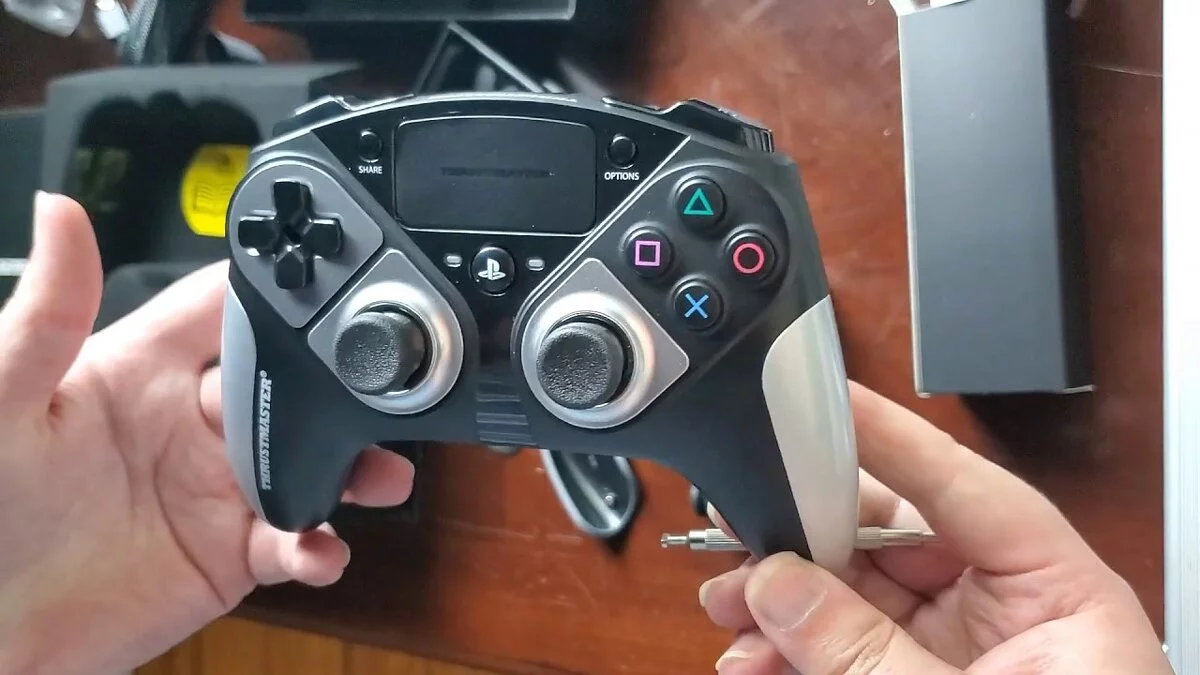 Использование стронних контроллеров — голованая боль владельцев PS4. При этом аналоги Dual Shock 4 не то чтобы уж очень нужны — просто разнообразие это всегда хорошо
