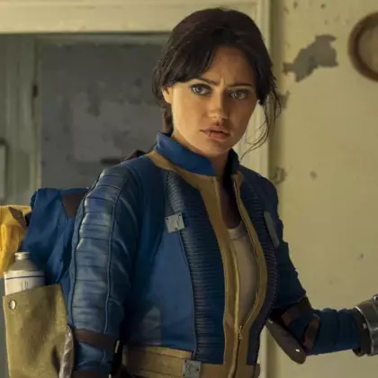 Девушка показала необычный косплей по Fallout, нарисовав костюм на голом теле
