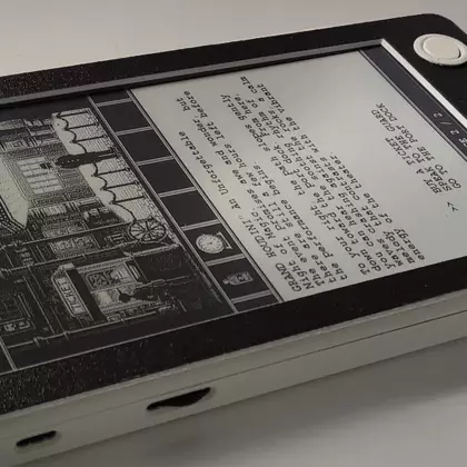 Представлена необычная игровая консоль с E-Ink экраном