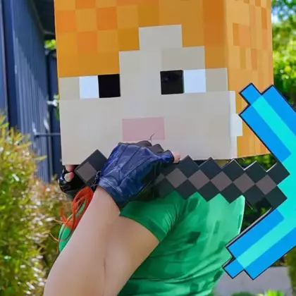 Девушка показала косплей на Алекс из Minecraft
