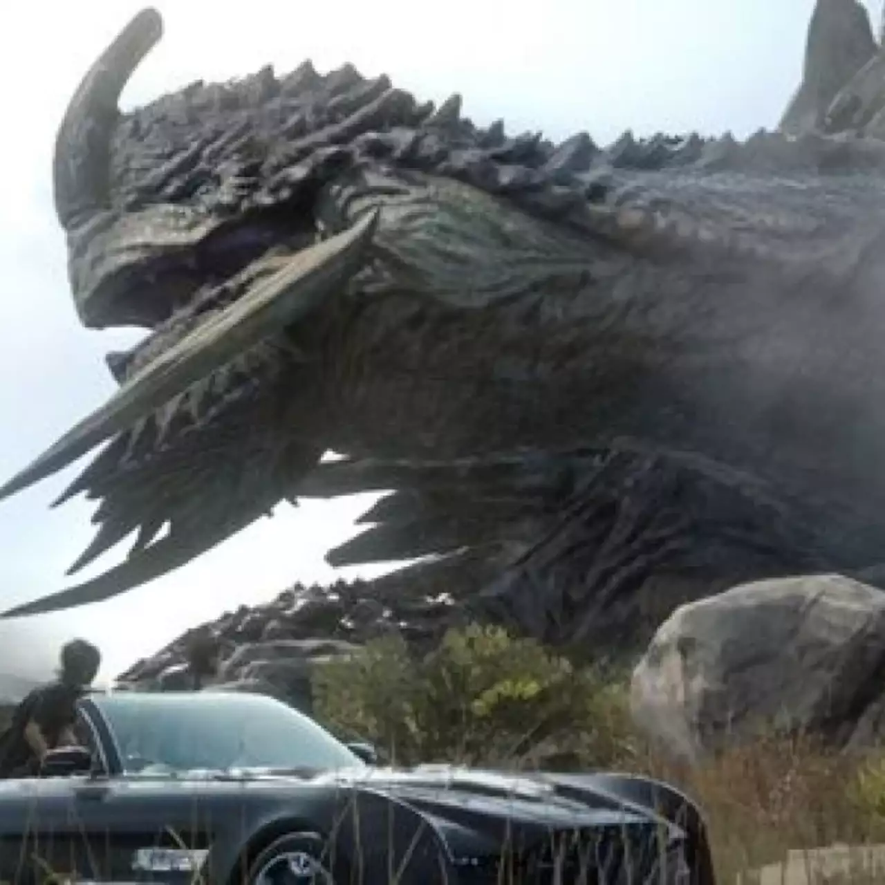 На скриншоте Final Fantasy XV расположился гигантский человек-змея