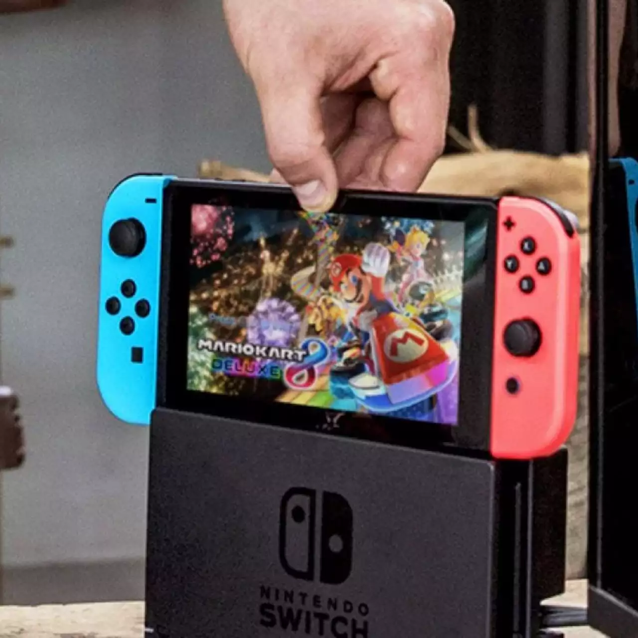 Ритейлер использовал коробки от игр для Xbox One, чтобы прорекламировать Nintendo Switch