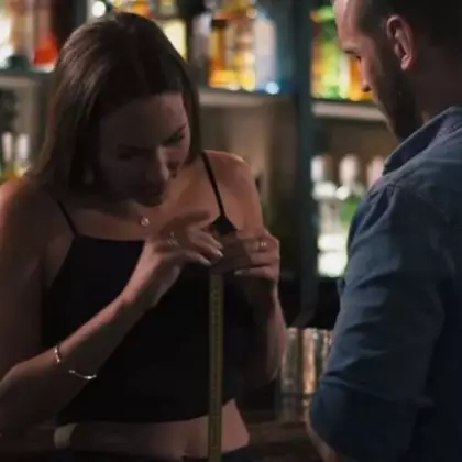 В трейлере Super Seducer 2 девушка пытается измерить длину мужского достоинства
