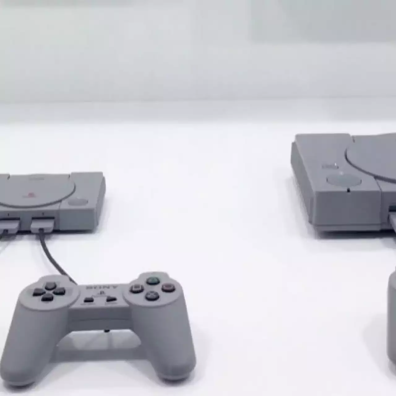 Посмотрите, как отличается мини-консоль PlayStation Classic от оригинала 1994 года