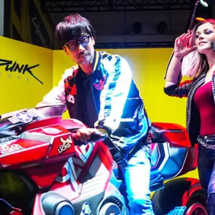 Хидео Кодзима тоже сел на мотоцикл из Cyberpunk 2077 и сфоткался с российской косплеершей