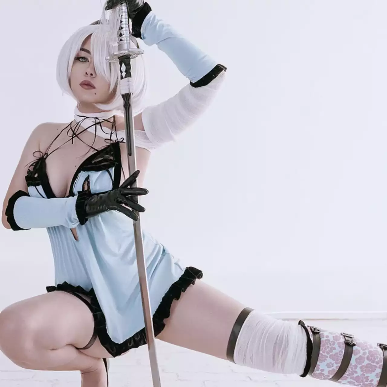 Косплеерша показала себя в образе сексуальной 2B из Nier Automata в пеньюаре